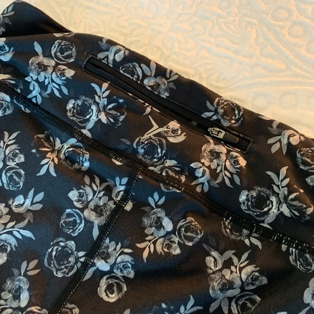 Old Navy floral black & white workout crop pants - Picture 5 of 6